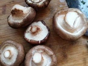 鲜香菇去蒂