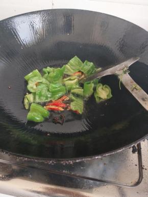 热锅入油先爆香辣椒