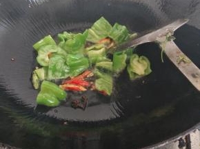 热锅入油先爆香辣椒