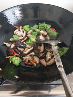 再放入香菇翻炒