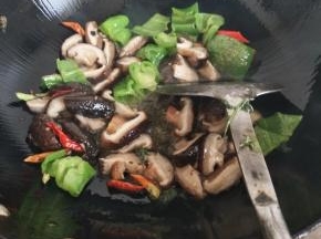 再放入香菇翻炒