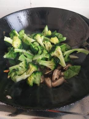 再倒入西兰花翻炒