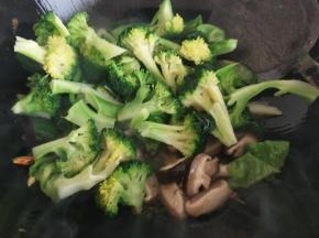 再倒入西兰花翻炒