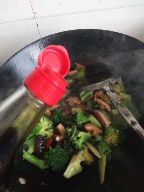 加入生抽耗油盐入味翻炒