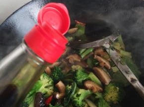 加入生抽耗油盐入味翻炒