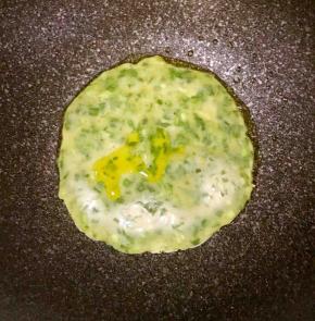 待饼变色时候倒入一点油，转动炒勺使底部均匀