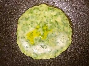待饼变色时候倒入一点油，转动炒勺使底部均匀