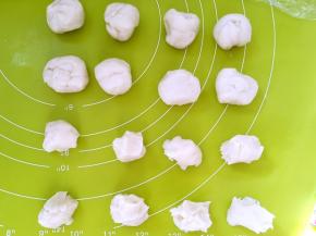 将两种面团分别分成10等份