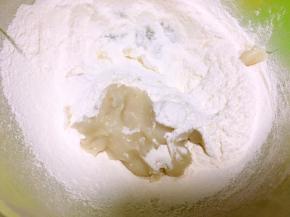 混合油酥皮材料，活成面团