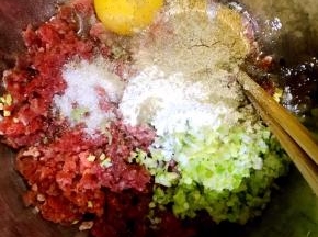 3.将白胡椒粉，葱姜末，盐，生抽，十三香，淀粉，鸡蛋依次放入盆中