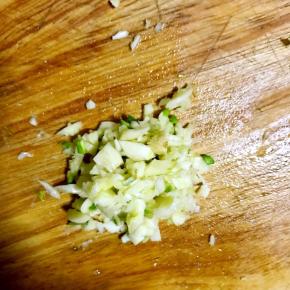 1.葱姜洗净切碎