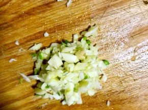 1.葱姜洗净切碎