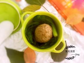 7.炖了一夜的肉丸，睁眼就闻到了香气，按煮饭键加热至沸腾，青菜洗净，放入锅中略煮，可以吃了，这样炖出来的肉丸真的超级入味关键是嫩…