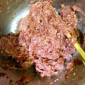 4.一个方向，搅拌上劲，这样肉丸不容易散