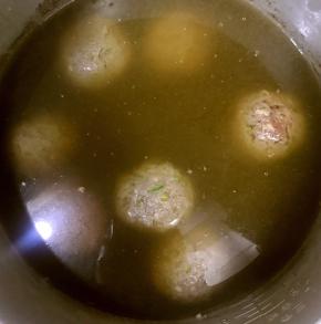 6.将肉丸团好，依次放入锅中，按下煮饭键，煮至沸腾，过滤掉上层的浮沫，盖上锅盖，再次调至到保温键，小火慢炖过夜