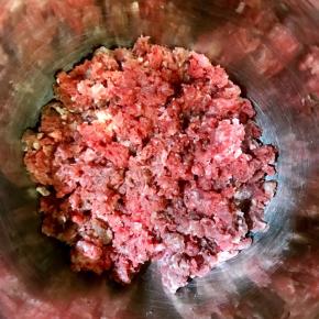 2.牛肉糜倒入盆中，这次的肉糜瘦肉多一下，但因为小火慢炖，完全没有柴的感觉