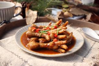 红椒段和葱段装饰就可以享用啦！