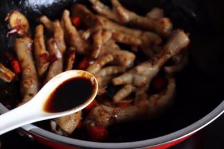 鸡爪放进去翻炒均匀加半汤匙老抽