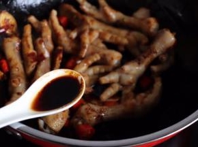 鸡爪放进去翻炒均匀加半汤匙老抽