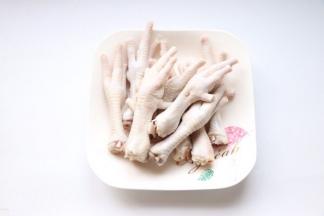 食材准备:鸡爪洗净去除鸡脚尖