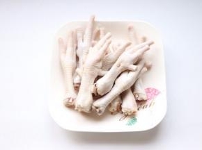 食材准备:鸡爪洗净去除鸡脚尖