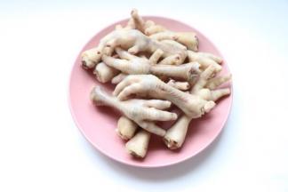 捞出沥水去除浮沫