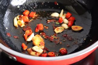 加一汤匙红油豆瓣酱翻炒出红油