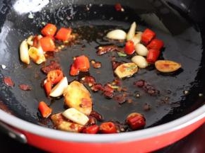 加一汤匙红油豆瓣酱翻炒出红油