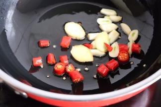 姜蒜辣椒放进去爆炒