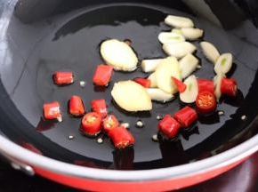 姜蒜辣椒放进去爆炒