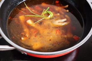 加开水没过鸡爪，放葱和八角两个，料酒半汤匙