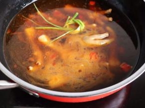 加开水没过鸡爪，放葱和八角两个，料酒半汤匙