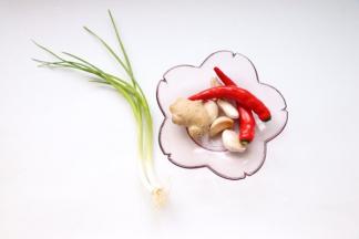 辅料：蒜瓣5个、姜、葱、红椒