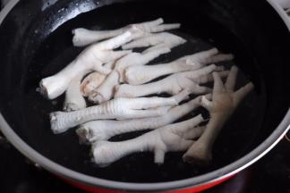 锅中水烧开鸡爪放进去煮3-5分钟