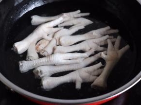 锅中水烧开鸡爪放进去煮3-5分钟