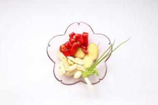 葱打结，蒜姜切片、红椒切段