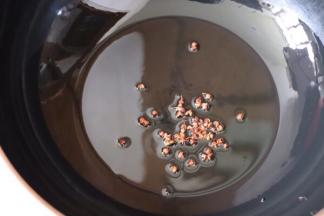 锅中放油烧热，花椒炸出香味捞出