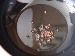 锅中放油烧热，花椒炸出香味捞出