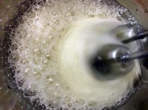 打蛋器中高速开始打发