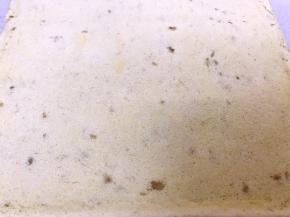 趁热撕下油纸（妥妥的毛巾面，可添加了香蕉泥没那么美观）