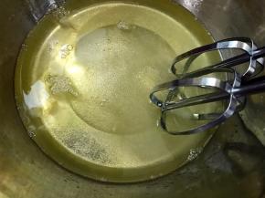 蛋清装入无水无油无蛋黄的盆里，加入配方量中的糖30克