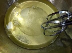 蛋清装入无水无油无蛋黄的盆里，加入配方量中的糖30克