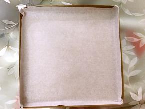 金盘铺上油纸备用