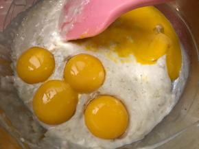 鸡蛋分离，蛋黄加入面糊里