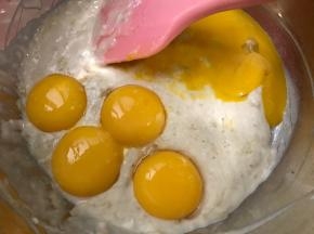 鸡蛋分离，蛋黄加入面糊里