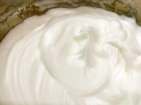 打发至提起打蛋器拉出小弯钩即可