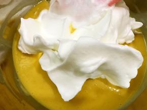 分三次把打发好的蛋白翻拌加入到蛋黄糊里