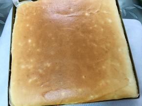 出炉，翻扣在铺有油纸的烤架上