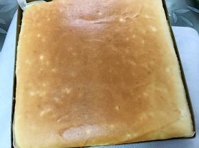 出炉，翻扣在铺有油纸的烤架上