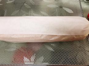 借助擀面杖卷起，两头扎紧放入冰箱冷藏定型